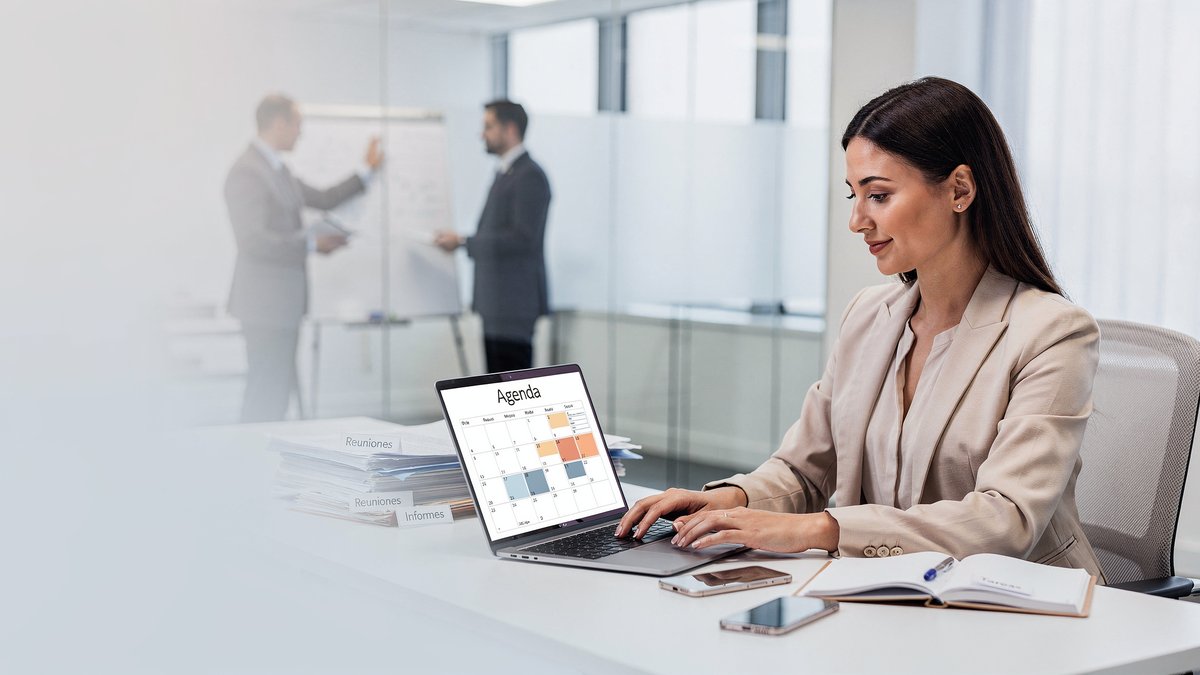 Asistente administrativo trabajando en oficina en Paraguay 2026